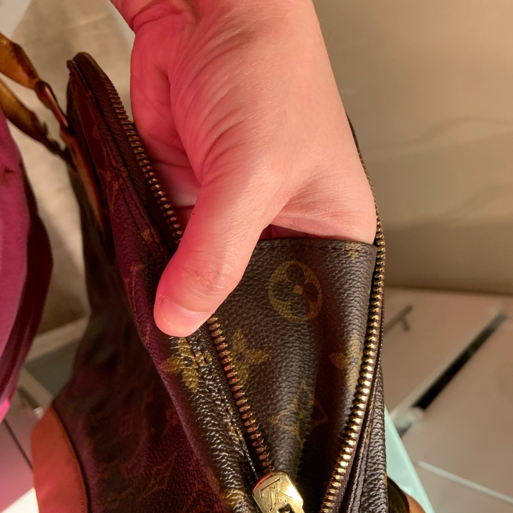 Lv Monogram - Picture 3 of 5